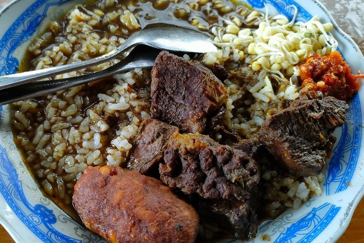 Kota Batu Enggak Ada Matinya, Ini Tempat Makan Rawon Enak Sambil Belanja Sayur Organik! 