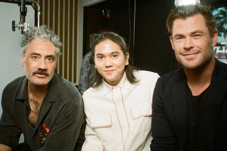 Cerita Iqbaal Ramadhan Foto Bareng Chris Hemsworth dan Taika Waititi, Pakai Kamera Unik