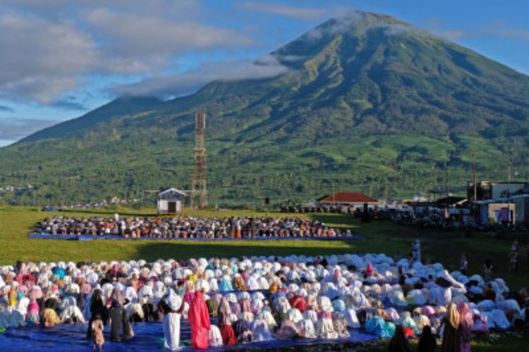 Syahdunya Suasana Sholat Idul Adha di Bawah Lereng Gunung Sumbing: Best Moment, Best View!