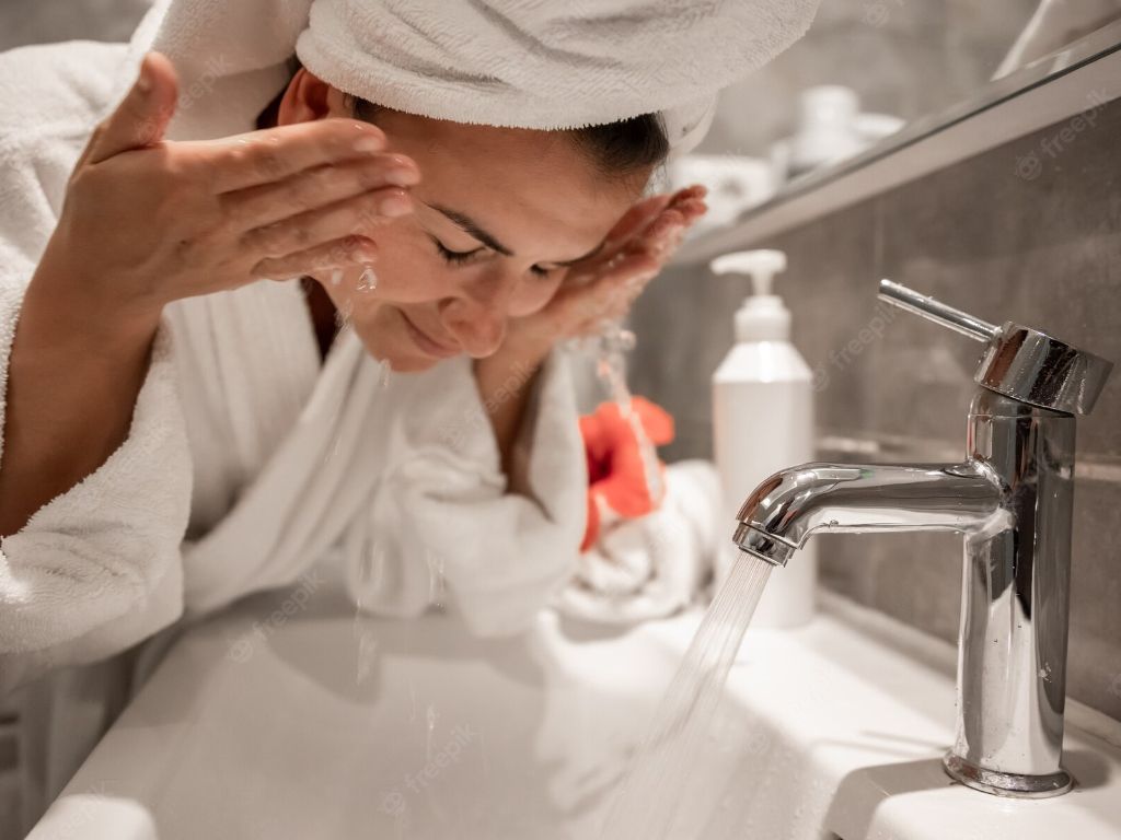 Jangan Asal Cuci Muka! Ini Cara Pilih Pembersih dan Mencuci Wajah yang Benar Versi Dokter Kulit