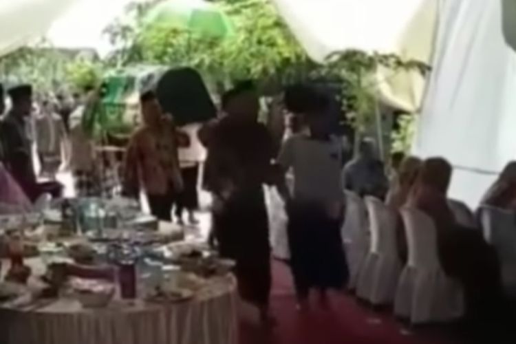 Momen Rombongan Pembawa Keranda Jenazah Lewati Pesta Pernikahan, Suasana Mendadak Hening