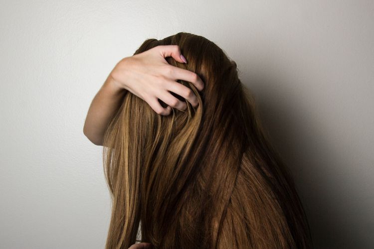 6 Shampo untuk Rambut Rontok Parah dan Berketombe, Efektif!