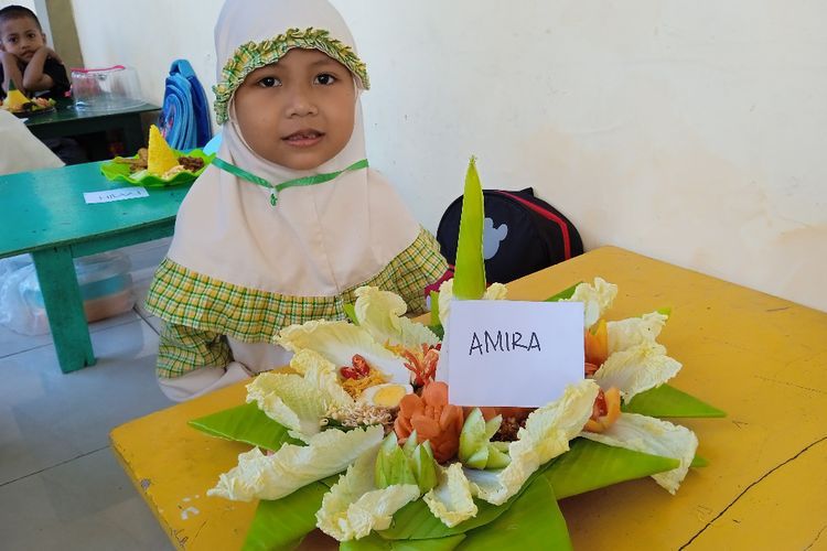 Gemas! Melihat Anak-anak Paud Lomba Hias Tumpeng, Tapi Emaknya yang Repot