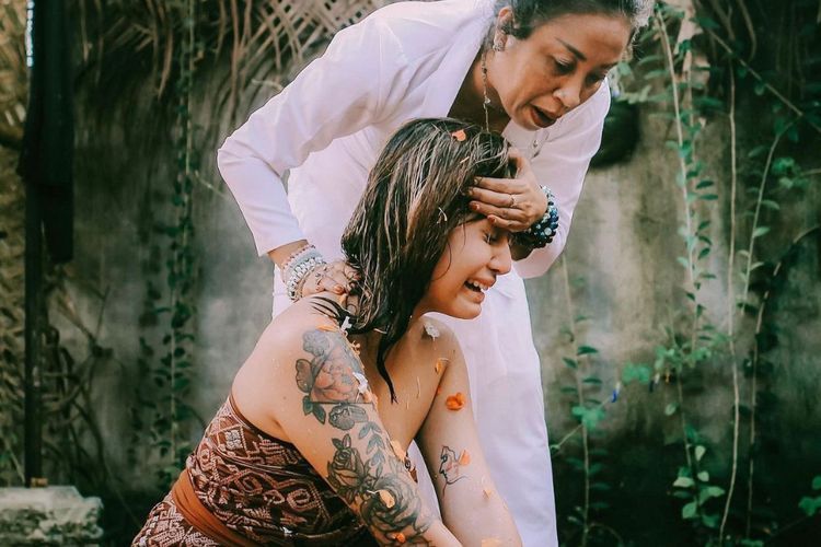Mengenal Ritual Melukat di Bali yang Dijalani Awkarin Sampai Menangis Histeris