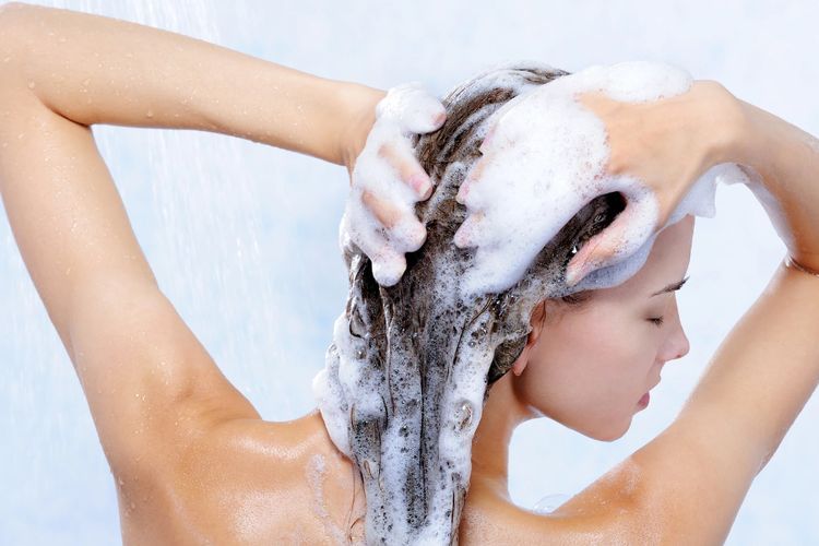 Suka Salah Pakai Shampoo? Ini Loh Cara Keramas yang Tepat