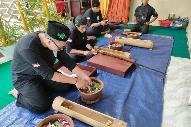 Satu Suro, Warga Desa Ini Cuci Ratusan Pusaka dengan Potongan Buah, Ini Alasannya
