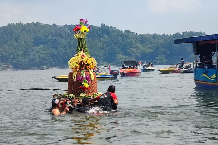 Momen Tumpeng Raksasa Ditenggelamkan ke Telaga Ngebel, Ternyata Ini Tujuannya