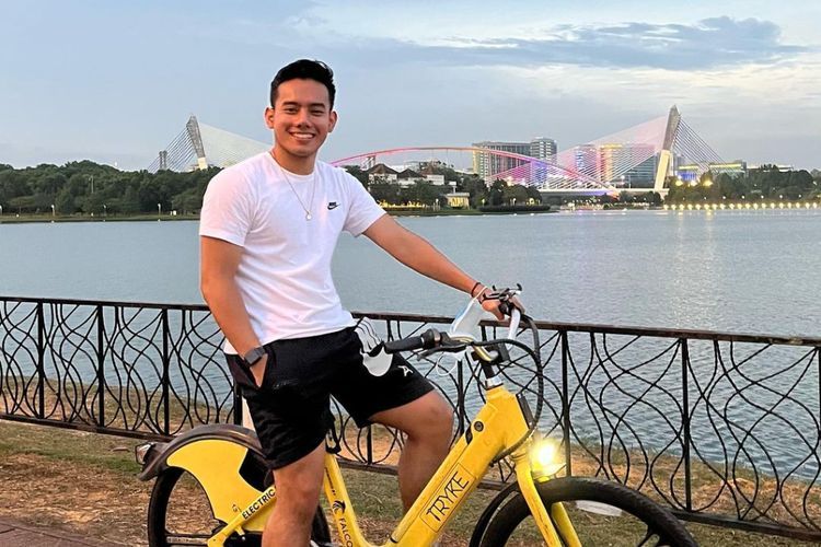 Pramudya Kusumawardana Pose Naik Sepeda: Netizen Kompak Komentar Manis dan Ganteng!