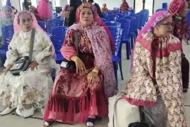 Pulang dari Mekah, Jemaah Haji Sidrap Tampil Glamor dengan Perhiasan Emas Mentereng