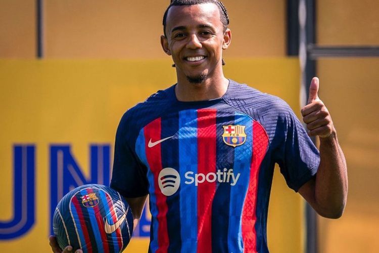 Kounde Ungkap Alasan Pilih Barcelona Ketimbang Chelsea