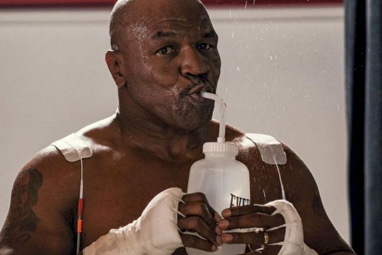 Bukan Lawan Jake Paul, Mike Tyson Bakal Duel Tangan Kosong dengan Jagoan WWE Ini