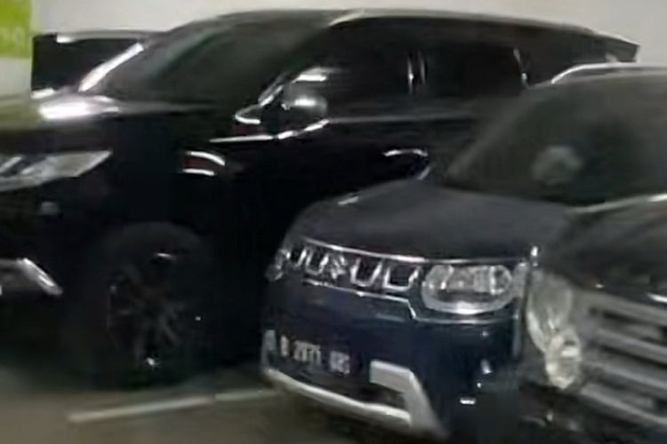 Dikira Hilang di Parkiran, Mobil Seleb TikTok Ini Ternyata Ketutupan Mobil 'Raksasa'