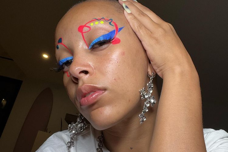 Benci Punya Rambut, Doja Cat Cukur Habis Plontos dan Alisnya