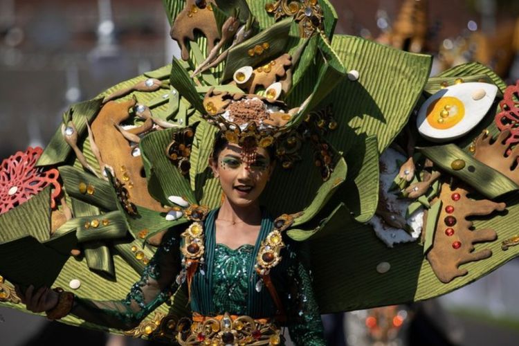 5 Potret Kostum Unik Jember Fashion Week 2022, Ada Baju Pecel Pincuk sampai Sate Padang