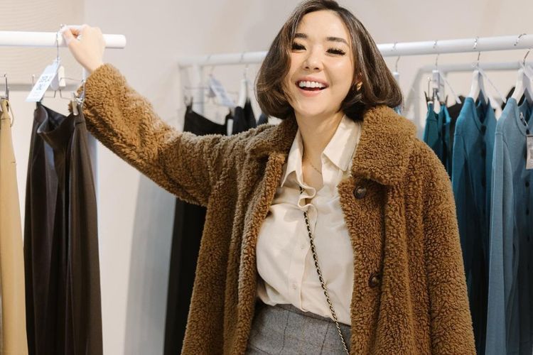 Gaya Gisel Lagi Shopping di Mal Kulitnya Tambah Putih: Cakepnya Neng