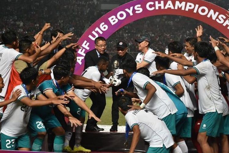 Sibuk Angkat Trofi AFF U-16 2022, Iwan Bule dan Menpora Tuai Kecaman: Kan Bisa Gantian!
