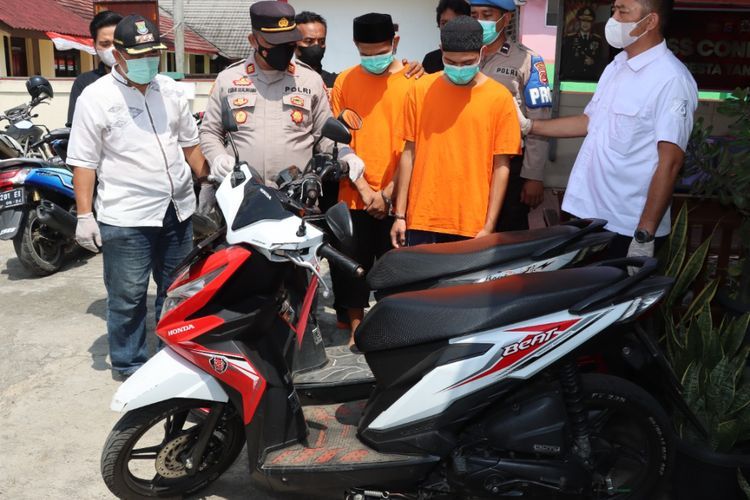 Baru Beberapa Jam Curi Motor Tukang Es Kelapa, 2 Pemuda Ini Ditangkap Usai Dikepung Polisi