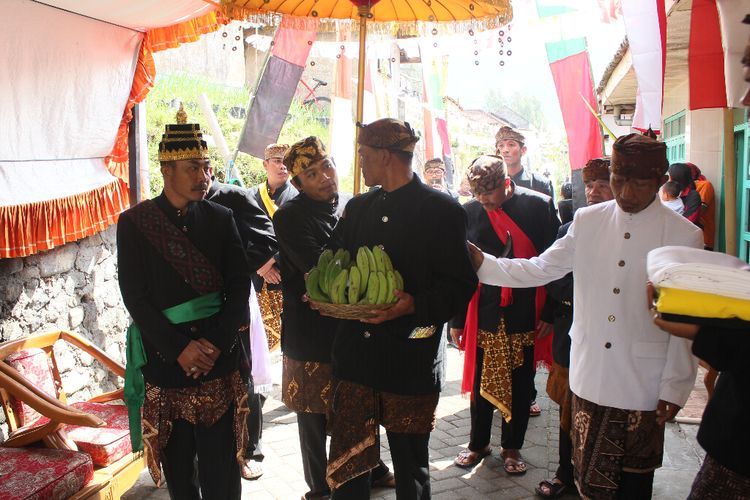 ‘Ritual’ Unik Suku Tengger, Dua Mempelai Laki-laki Diarak Bak Pengantin, Hah?
