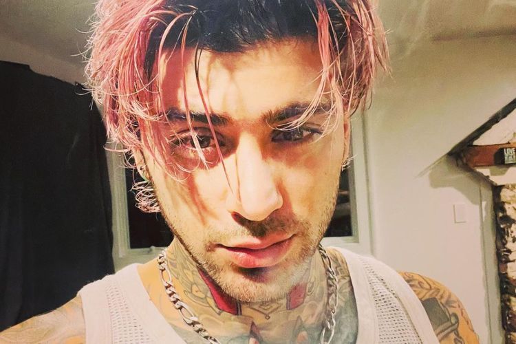 Zayn Malik Nyanyikan Lagu 'Night Changes', Jadi Pertanda One Direction Comeback?