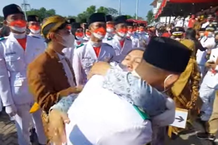 Isak Tangis Paskibraka Solo Pecah karena Bendera Merah Putih Gagal Berkibar