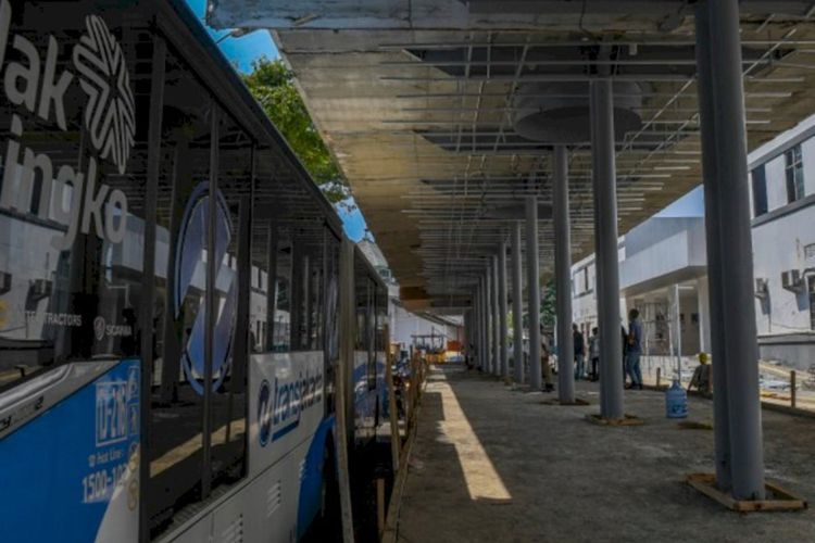 Heboh Kedai Kopi di Tengah Desakan Penumpang Halte Busway, PT Transjakarta Angkat Bicara!