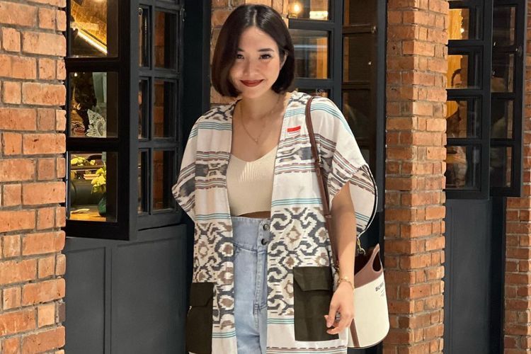 Senyum Manis Gisel Rayakan HUT RI, Padukan Crop Top dan Outer Tenun Kece Memukau