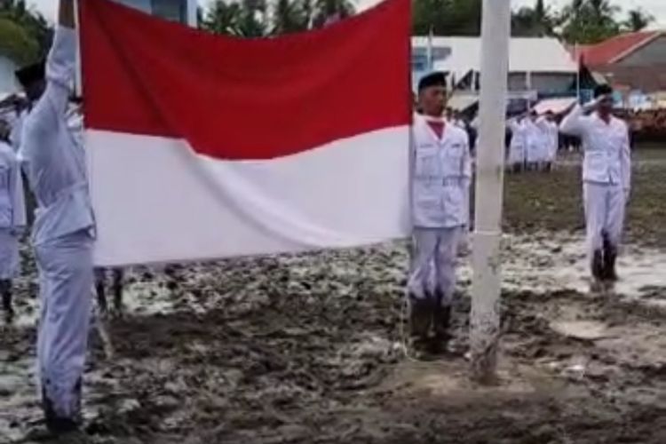 VIRAL! Paskibra di Bone Berhasil Kibarkan Bendera Merah Putih Meski Lapangan Berlumpur 