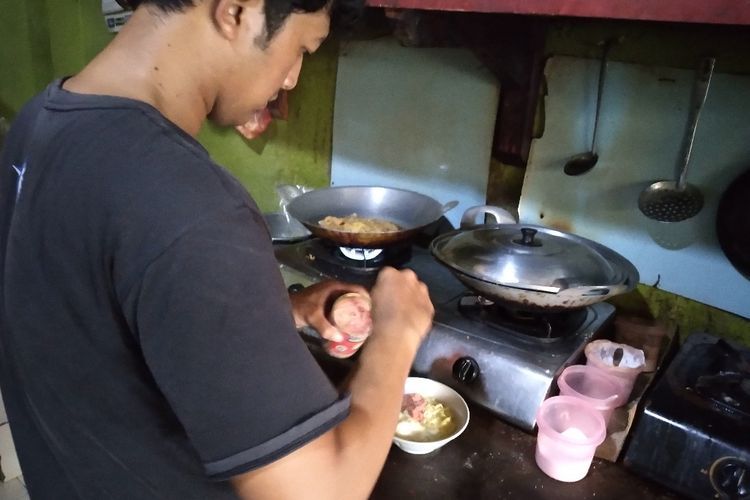 Gegara Nasi Telur Dadar, Warung Ini Selalu Ramai 24 Jam, Apa Istimewanya?