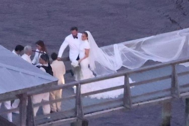 Jennifer Lopez Memukau dengan Balutan Gaun Pengantin Ralph Lauren di Hari Pernikahan