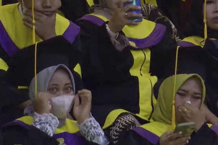 Wisudawan Menangis Massal Saat Ayah Brigadir Yosua Terima Ijazah Putranya yang Telah Wafat