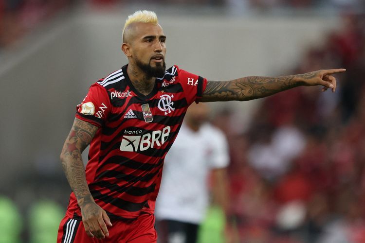 Arturo Vidal 'Banting Setir Jadi Sopir Angkot', Netizen: Main Bola Hanya Sampingan