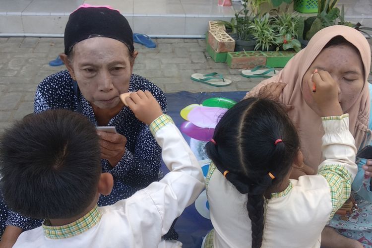 Enggak Kuat! Bocah di Sumenep Merias Wajah Ibunya, Hasilnya Bikin Ngakak