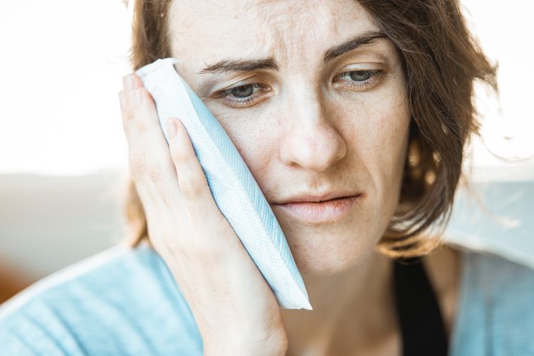13 Cara Meredakan Sakit Gigi dengan Cepat Tanpa Obat, Manjur!