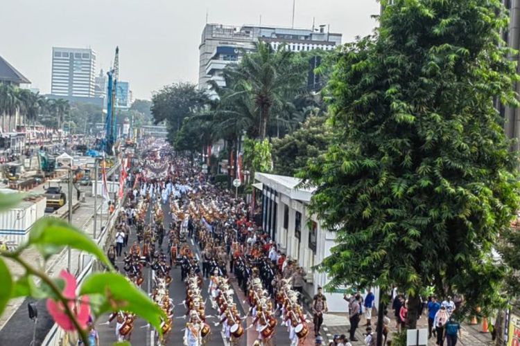 Bikin Bangga! Puluhan Ribu Warga Ikut Terlibat Kirab Merah Putih Sepanjang 1.700 Meter