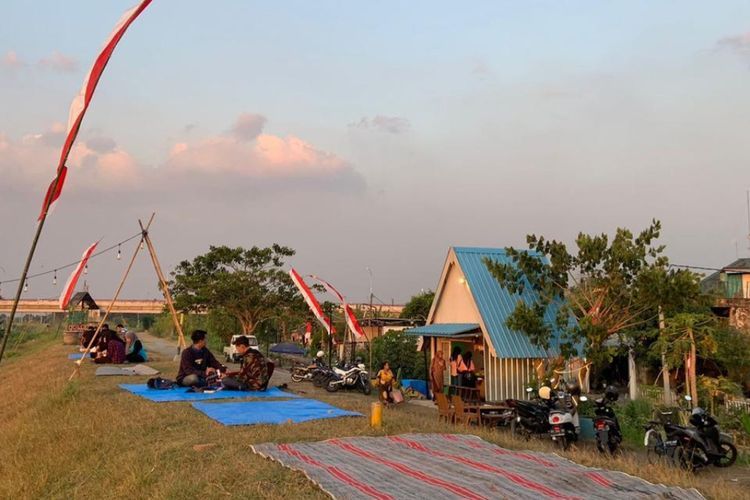 Rekomendasi Tempat Makan Murah di Jombang, di Atas Tanggul Sungai Viewnya Menakjubkan!