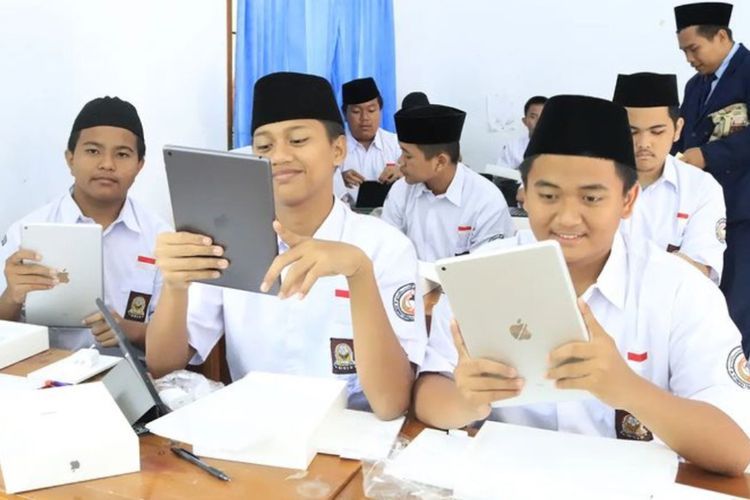 Wow! Belajar di Pondok Pesantren Sederhana Ini Semua Santrinya Diberi Ipad Apple Baru