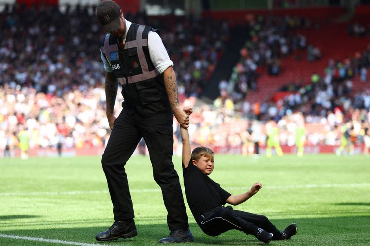 Potret Bocil Nangis Diseret Petugas Keluar Lapangan di Laga Southampton vs MU