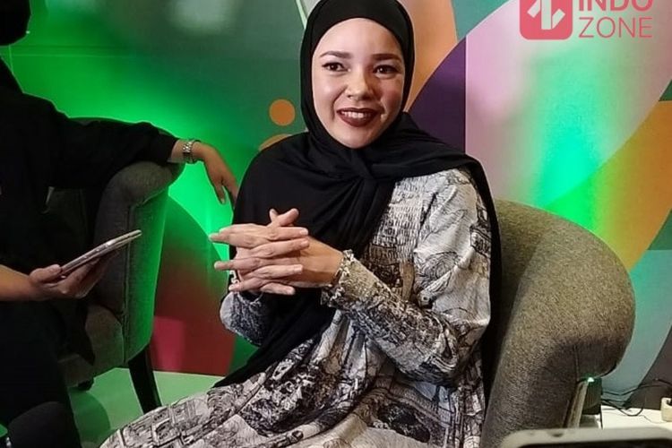 Disinggung soal Program Bayi Tabung, Dewi Sandra Tegas: Sebagai Manusia Tau Diri Aja!