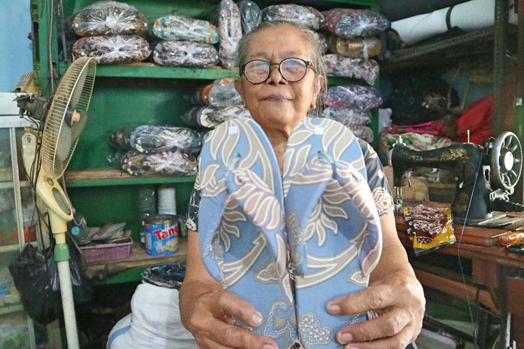 Belajar dari Kamsini, Lansia Solo yang Hidup Sejahtera dari Perca Sejak 1982