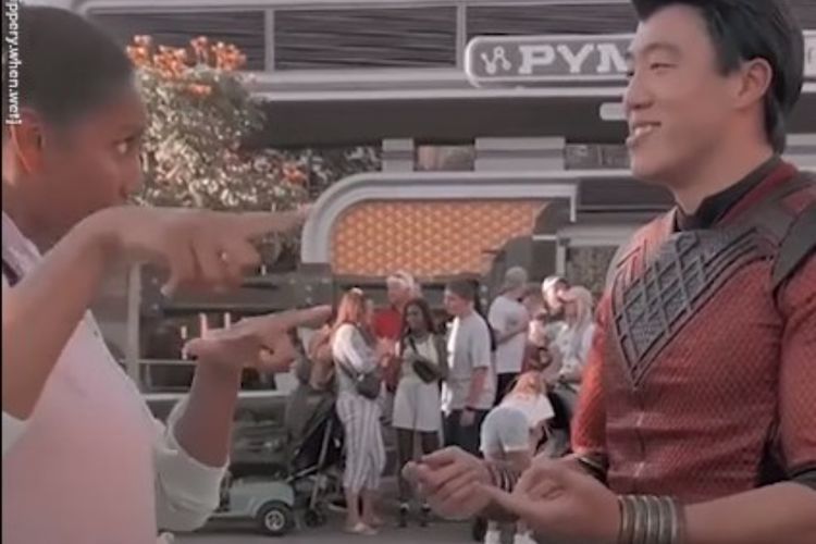 Momen Haru Cosplayer Shang-Chi di Disneyland Ngomong Pakai Bahasa Isyarat ke Pengunjung