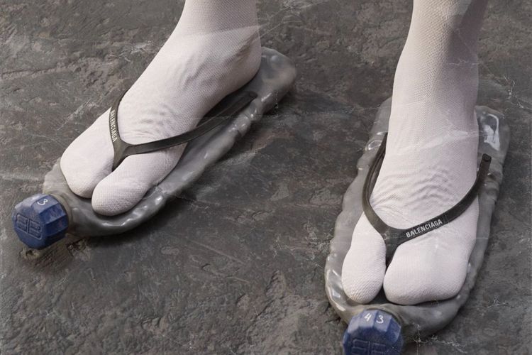 Terkuak Fakta Sandal Botol Plastik Balenciaga yang Dipakai Justin Bieber, Segini Harganya