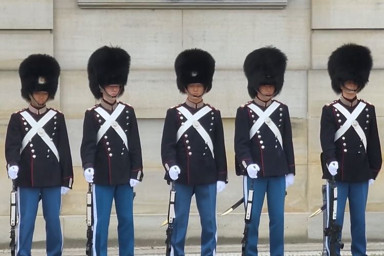 Gagahnya Pengawal Istana Amalienborg Denmark, Dilarang Bicara Tapi Boleh Senyum Tipis 