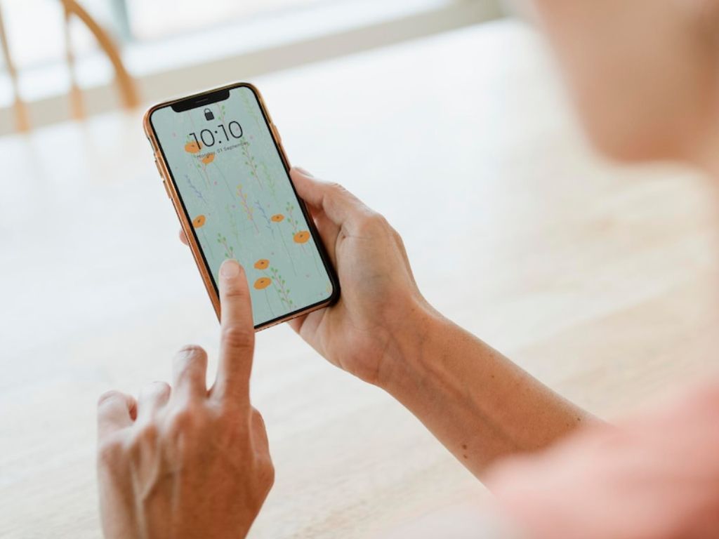 Melihat Handphone di Bawah Sinar Matahari Berisiko Tinggi Sebabkan Kebutaan