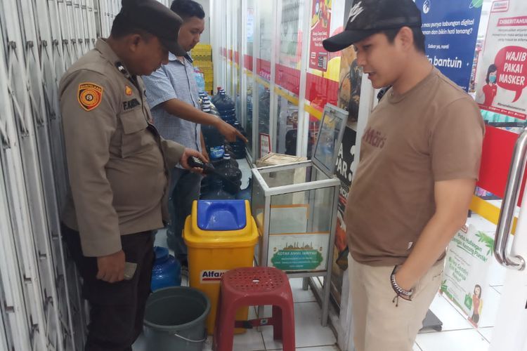 Maling Nekat Panjat Pohon Biar Bisa Masuk Minimarket, Pas Bobol Brankas Ketahuan Warga