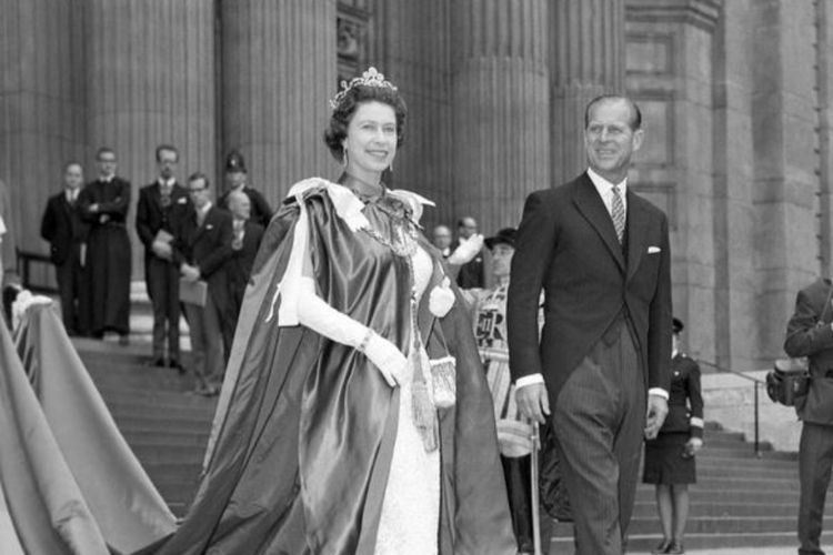 Kisah Cinta Sejati Ratu Elizabeth II dan Pangeran Philip, Hubungan Ajudan dan Atasan