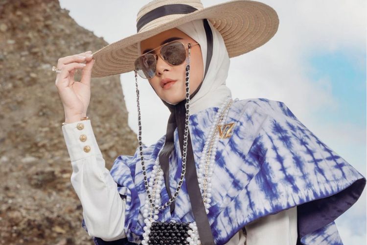 Gaya Elegan Olla Ramlan Kenakan Kain Sasirangan ala Vivi Zubedi untuk NYFW