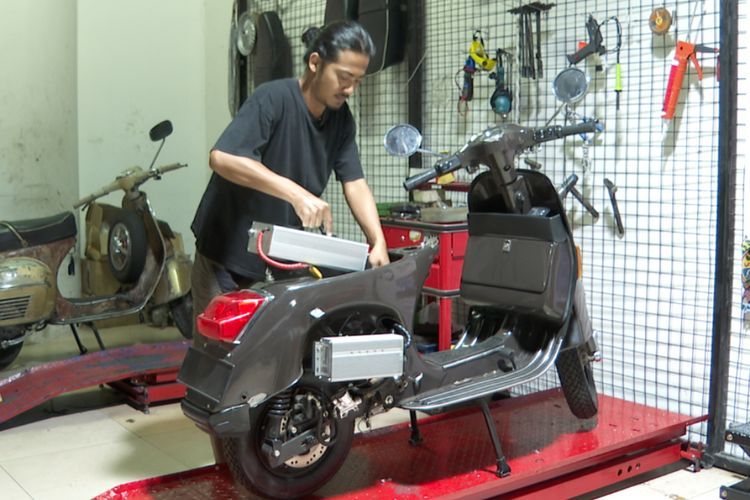 Cara Hemat BBM: Bengkel Ini Ubah Vespa Klasik Menjadi Vespa Listrik, Cuma Butuh Tiga Jam!