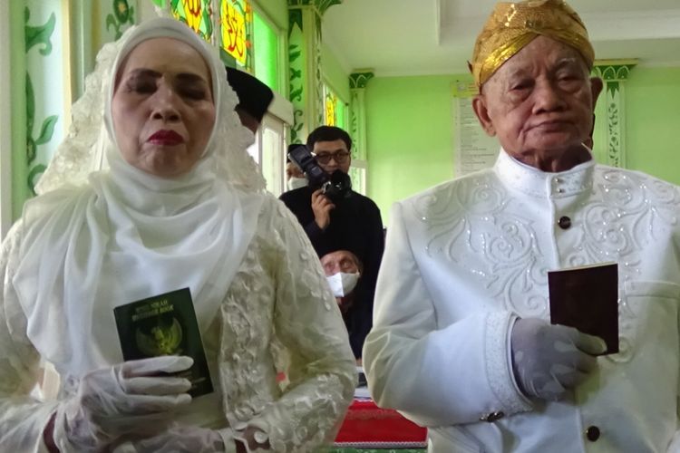 Kisah Mbah Ranto dan Wartini, Pasangan Pengantin Tertua yang Ikut Nikah Massal karena CLBK