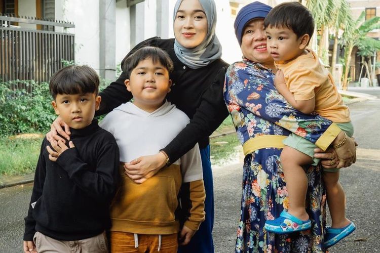 Ririe Fairus Bawa 2 Anak Ayus Ketemu Oma Gala, Langsung Dijodohin sama Frans Faisal