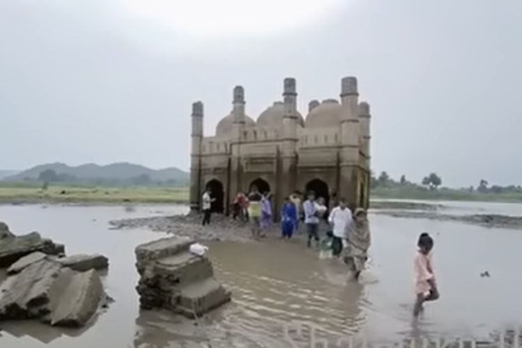 MasyaAllah, 30 Tahun Tenggelam Masjid di India Ini Muncul Kembali, Begini Kondisinya